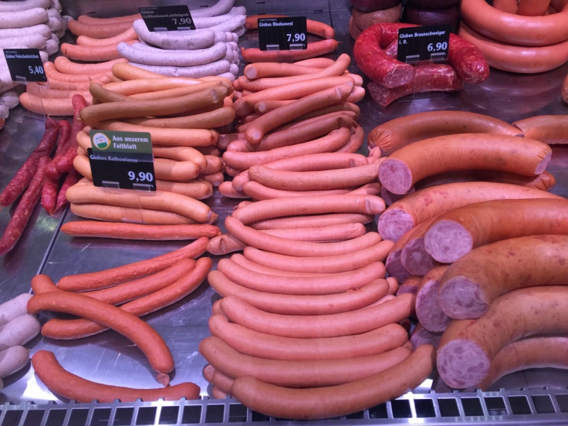 charcuterie-DRAGUIGNAN-min_sausages_meat_butchery-1069321